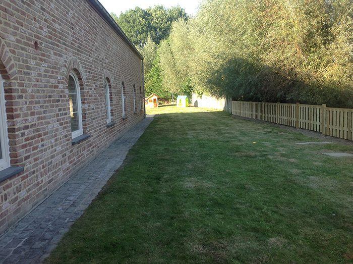 De hoeve langs het grasperk