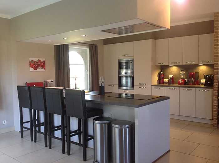 Keuken met eiland, witte kasten en inbouwoven