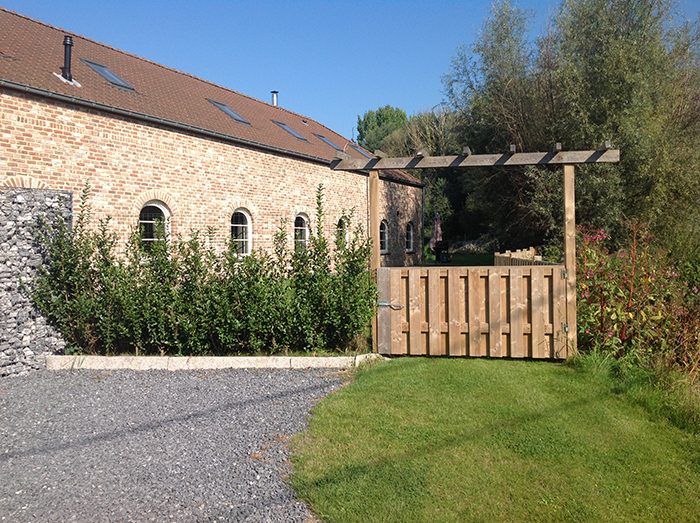 Houten pergola tegen de gevel