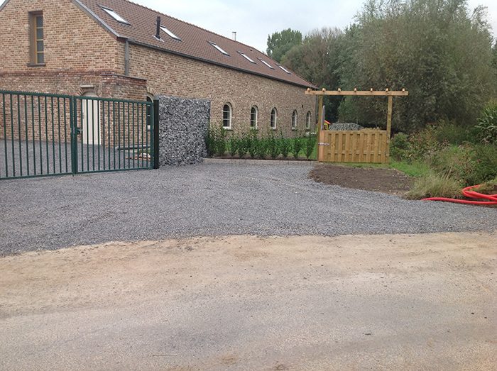 Voorzijde met groen hek en grindoprit