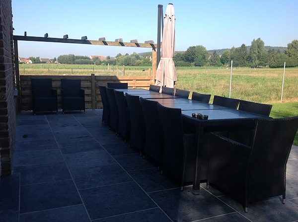 Overdekt terras met zicht op de velden